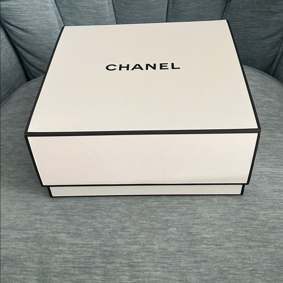 Chanel Gift Box - Picture 2 of 3